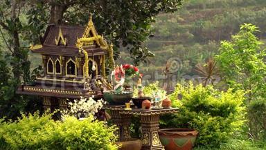 泰国精神之家，圣菲拉·菲姆，雷恩·特沃达，普泰亚·菲姆，在普吉岛的<strong>绿山</strong>。 岩石和草。